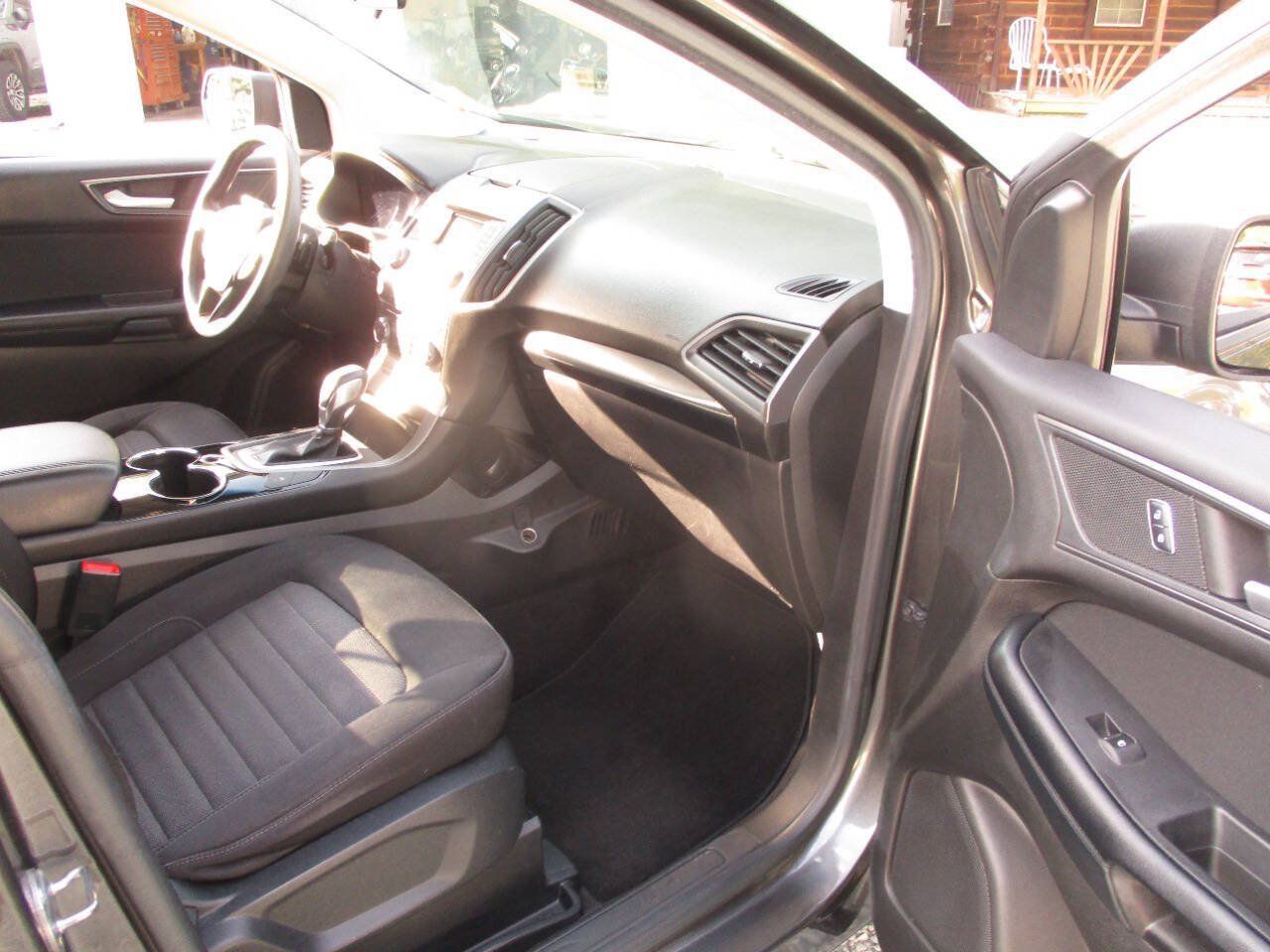 Used 2017 Ford Edge SE w/ Cargo Accessory Package FWD image 9