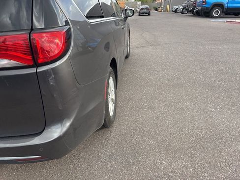 Used 2017 Chrysler Pacifica Touring-L image 9