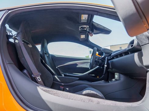 Used 2025 McLaren Artura image 11