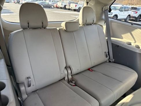 Used 2018 Toyota Sienna XLE image 12