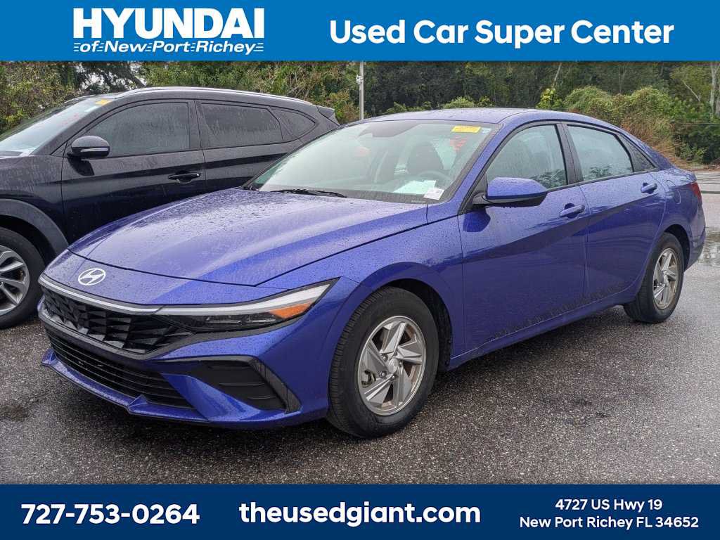 Used 2025 Hyundai Elantra SE w/ Cargo Package FWD image 1