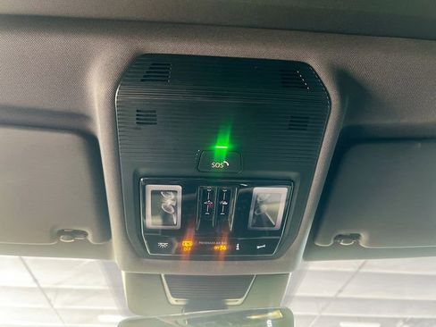 Used 2025 Volkswagen Tiguan SE R-Line image 20