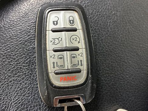 Used 2022 Chrysler Pacifica Touring-L FWD image 23