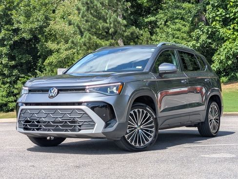 Used 2025 Volkswagen Taos SE w/ Panoramic Sunroof Package FWD image 4