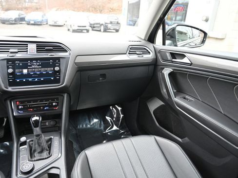 Used 2024 Volkswagen Tiguan SE image 12