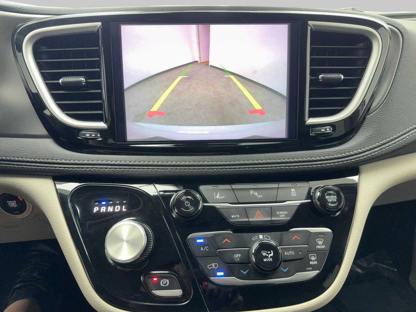 Used 2024 Chrysler Pacifica Limited FWD image 28