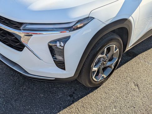 Used 2025 Chevrolet Trax LT w/ LT Convenience Package image 11