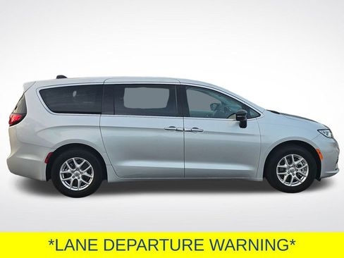 Used 2024 Chrysler Pacifica Touring-L image 24