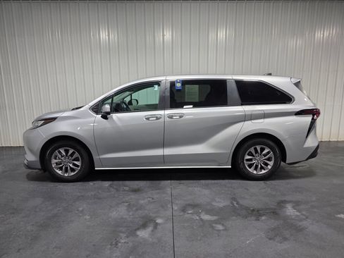 Used 2023 Toyota Sienna XLE AWD/4WD image 4