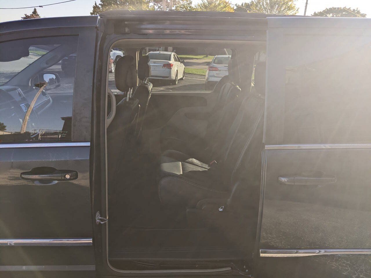 Used 2014 Chrysler Town & Country Touring FWD image 11