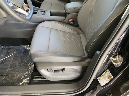 Certified 2025 Volkswagen Tiguan SE w/ Panoramic Sunroof Package image 37