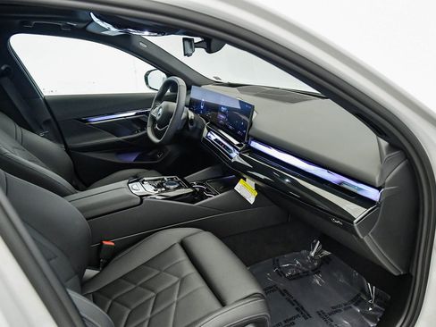 Used 2025 BMW i5 xDrive40 w/ Premium Package image 16