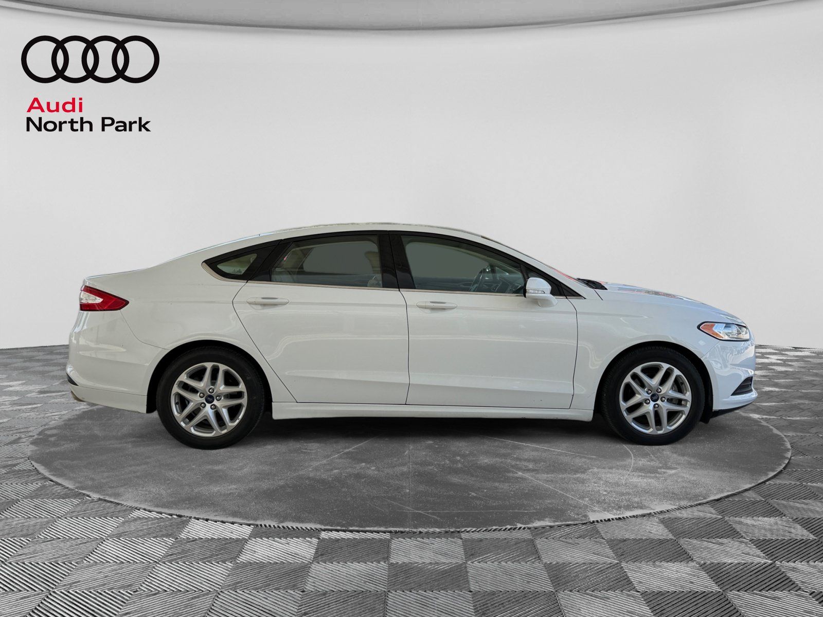 Used 2015 Ford Fusion SE FWD image 6