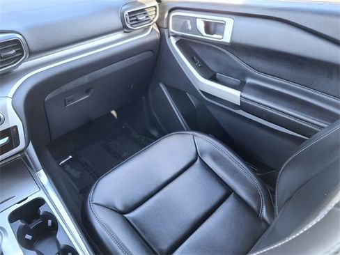 Certified 2022 Ford Explorer XLT w/ Equipment Group 202A image 15