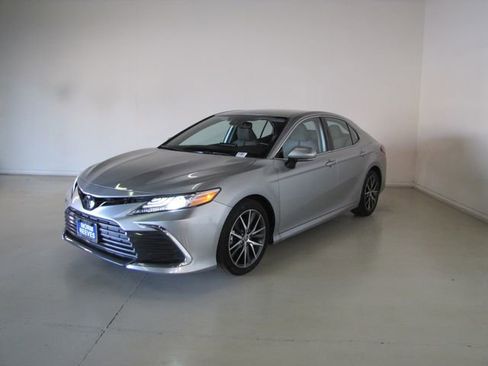 Used 2023 Toyota Camry XLE FWD image 1