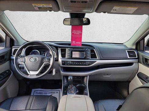 Used 2019 Toyota Highlander LE FWD image 18