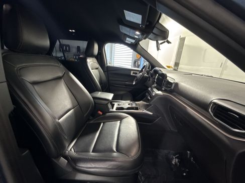 Used 2020 Ford Explorer XLT w/ Equipment Group 202A AWD/4WD image 28