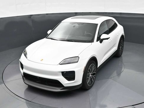Certified 2025 Porsche Macan Electric RWD image 29