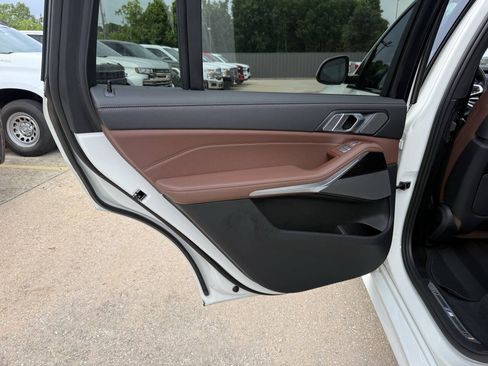 Used 2024 BMW X7 xDrive40i w/ M Sport Package AWD/4WD image 16