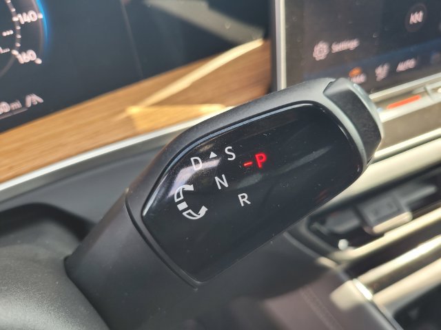 Used 2025 Volkswagen Tiguan SEL R-Line AWD/4WD image 18