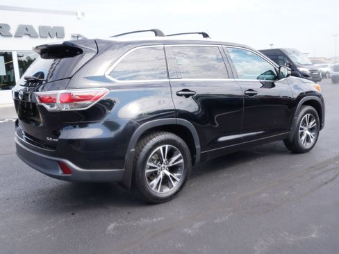 Used 2016 Toyota Highlander XLE AWD/4WD image 3