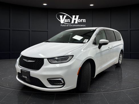 Used 2023 Chrysler Pacifica Touring-L FWD image 3