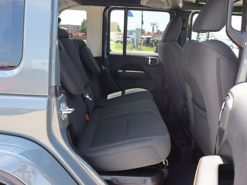 Used 2025 Jeep Wrangler Unlimited Sahara AWD/4WD image 11