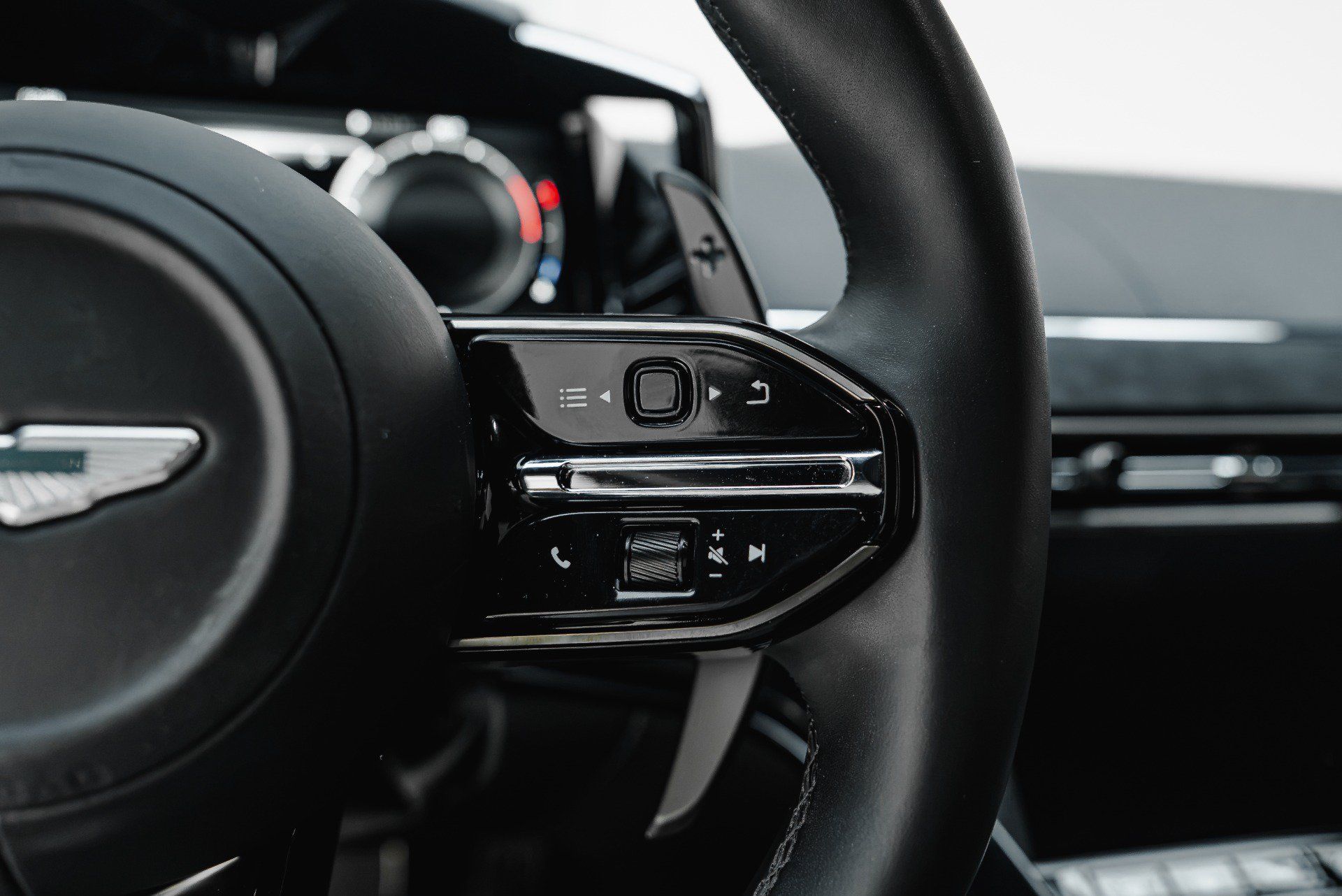 Used 2025 Aston Martin V8 Vantage Coupe RWD image 40