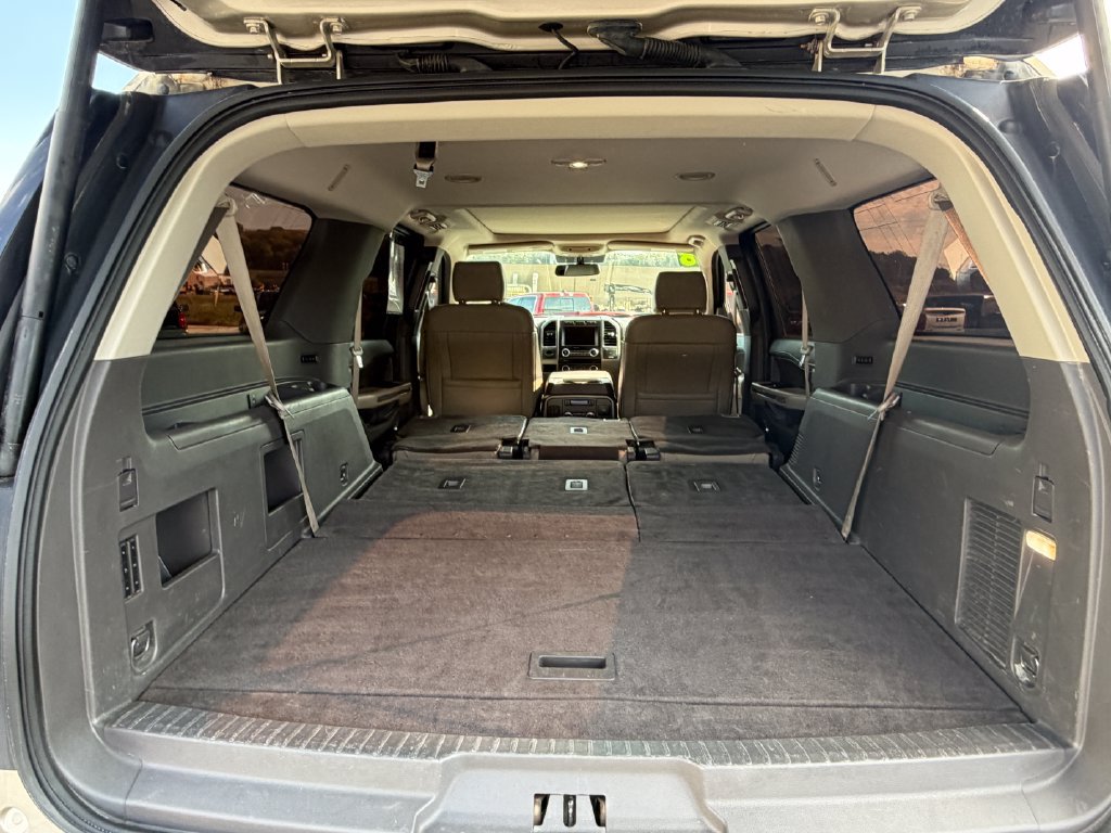 Used 2018 Ford Expedition Max XLT w/ Equipment Group 202A AWD/4WD image 13