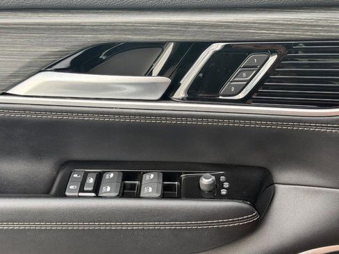Used 2024 Jeep Wagoneer L Series II w/ Flexible Seating Group AWD/4WD image 25