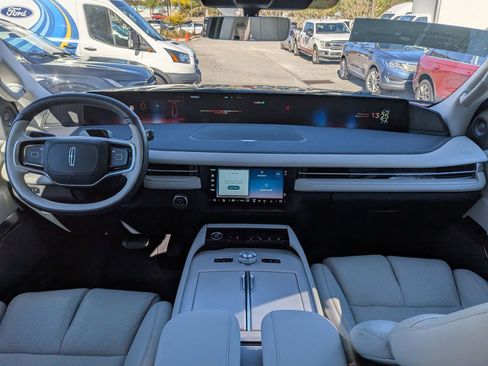 Certified 2025 Lincoln Navigator Reserve image 18