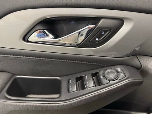 Used 2022 Chevrolet Traverse LT image 15