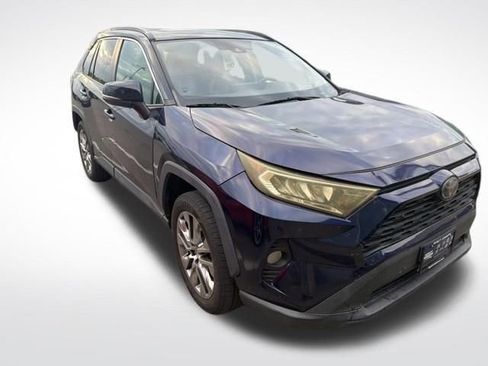 Used 2020 Toyota RAV4 XLE Premium image 3