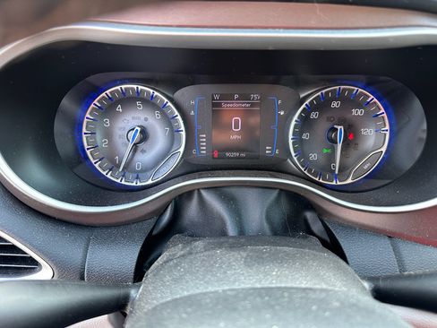Used 2022 Chrysler Voyager LX FWD image 31