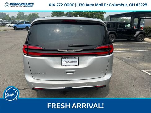 Used 2024 Chrysler Pacifica Touring-L AWD/4WD image 5