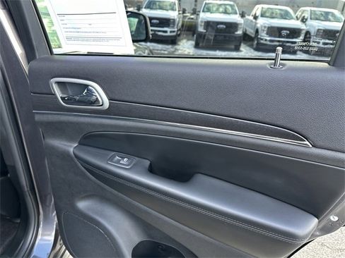 Used 2018 Jeep Grand Cherokee Limited image 40