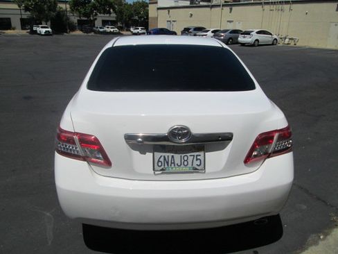 Used 2011 Toyota Camry XLE w/ SE/XLE Extra-Value Pkg FWD image 4