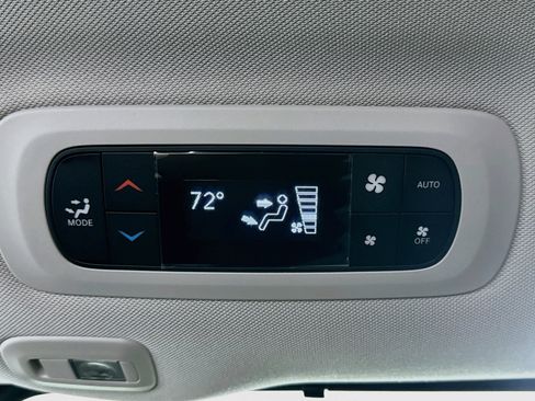 Used 2024 Chrysler Pacifica Limited FWD image 25
