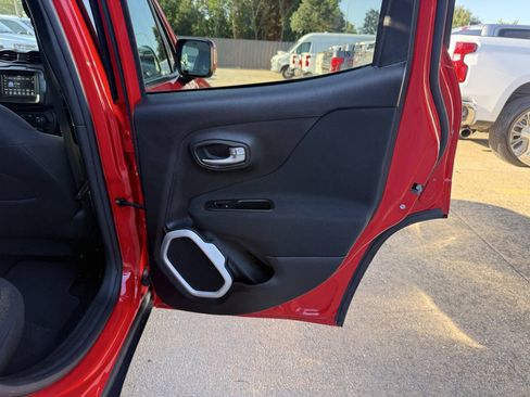 Used 2018 Jeep Renegade Latitude AWD/4WD image 16