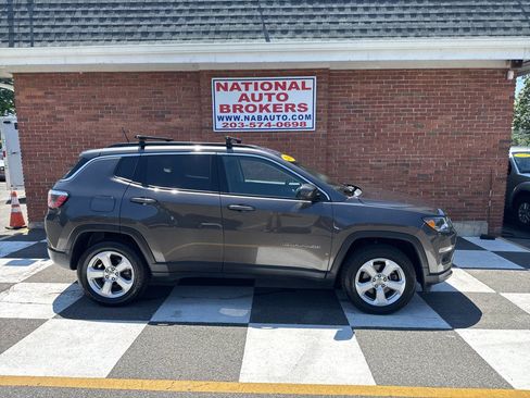 Used 2018 Jeep Compass Latitude w/ Popular Equipment Group AWD/4WD image 2