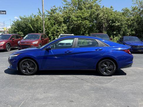 Used 2022 Hyundai Elantra SEL w/ Cargo Package FWD image 2