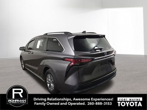 Used 2022 Toyota Sienna XLE w/ XLE Plus Package image 9