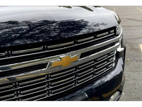 Used 2023 Chevrolet Suburban Premier image 31