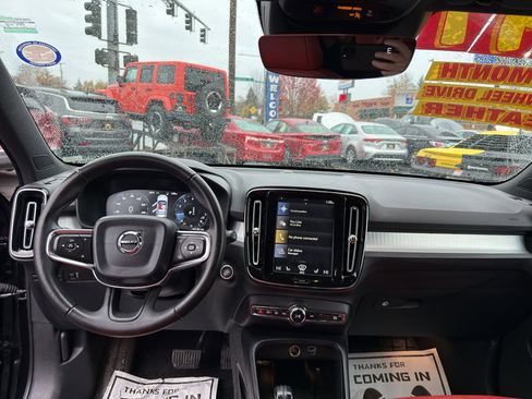 Used 2019 Volvo XC40 T5 Momentum image 12