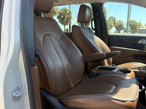 Used 2017 Chrysler Pacifica Limited FWD image 17