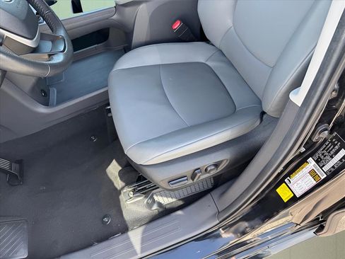 Used 2024 Toyota Sienna XLE image 7