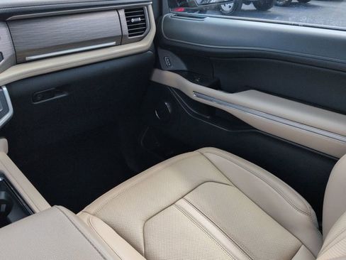 Used 2024 Ford Expedition Limited image 19