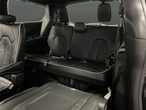 Used 2025 Chrysler Pacifica Limited image 32