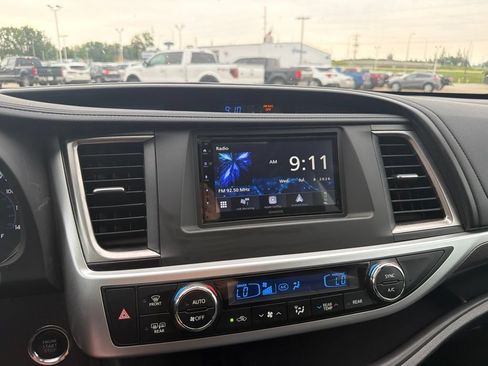 Used 2017 Toyota Highlander SE AWD/4WD image 17