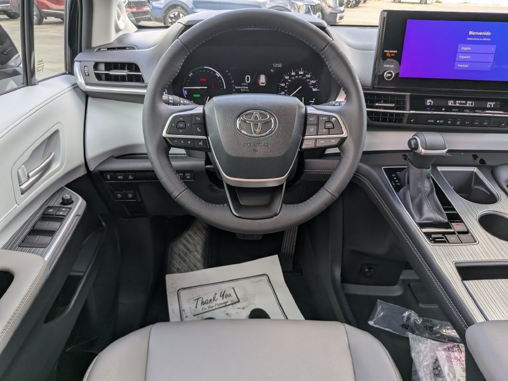 Used 2026 Toyota Sienna XLE FWD image 18